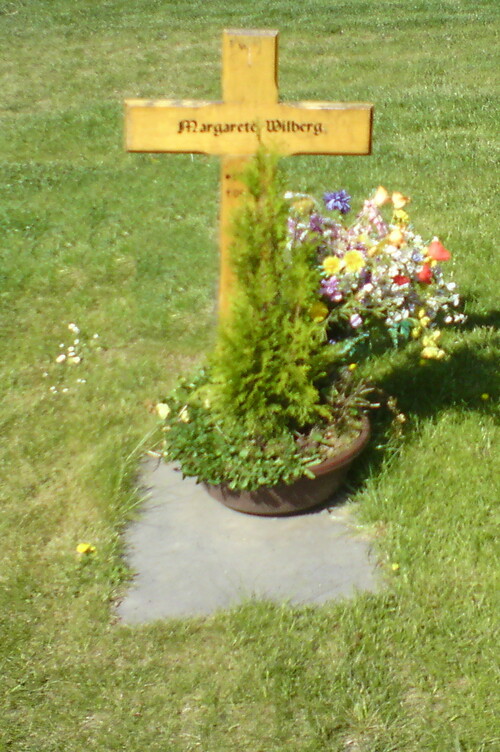 Grosse Schale mit Blumen.