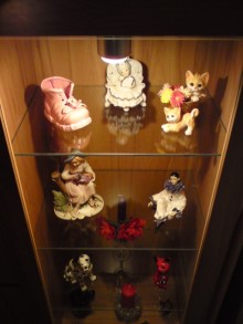 Gedenkschrank beleuchtet mit Keramik Figuren.