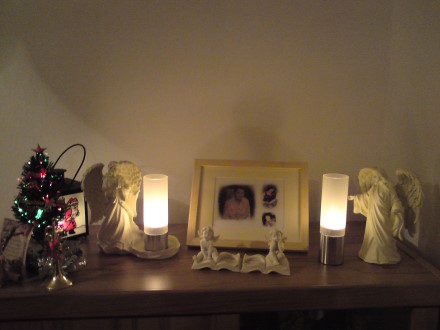 Gedenkplatz Weihnachten mit kleinem bunt leuchtenden Baum.