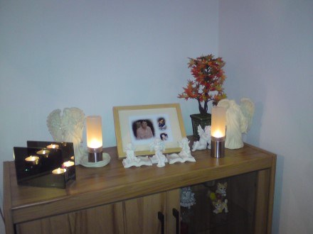 Gedenkplatz, Teelichte, Engel Figuren.