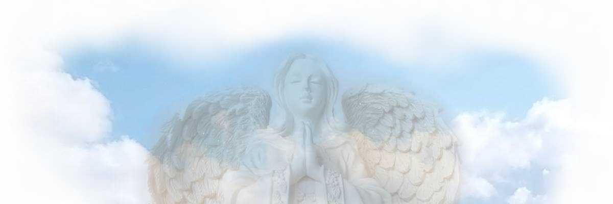 Wolken, blauer Himmel, betender Engel