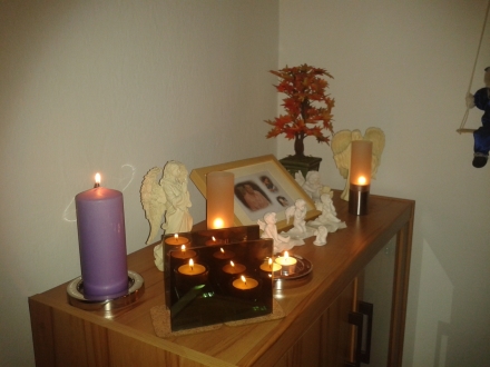 Gedenkplatz mit Teelichtern.