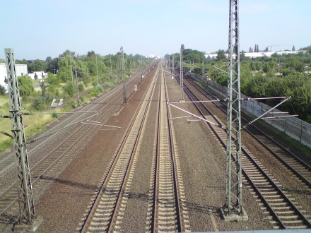 Blick von Brücke auf Bahngleise.