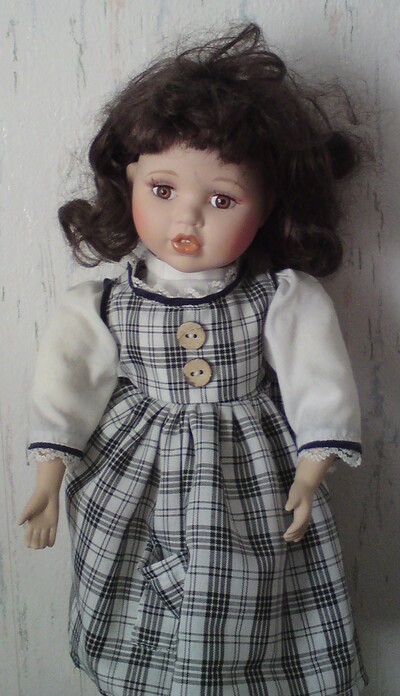 Puppe mit dunklem Haar.