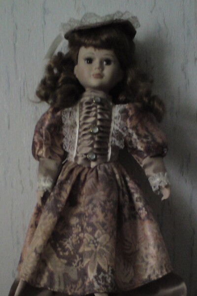 Puppe mit lockigem Haar.