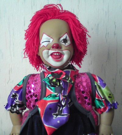 Clown mit rotem Haar.