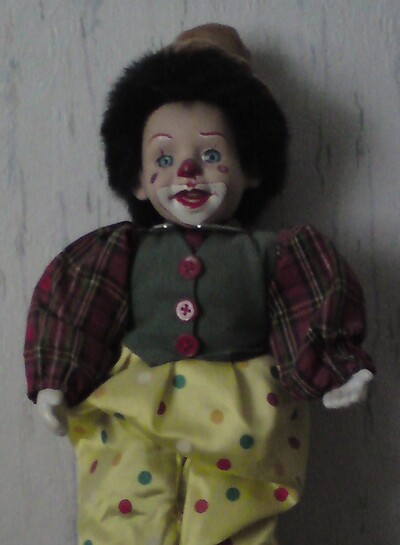 Clown mit gelber Hose.