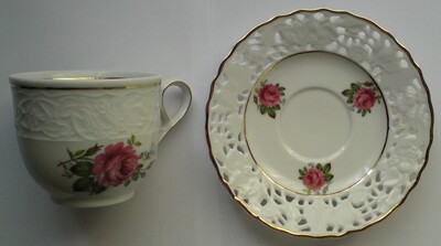 Tasse und Untersetzer mit Goldrand - Motiv Rose.