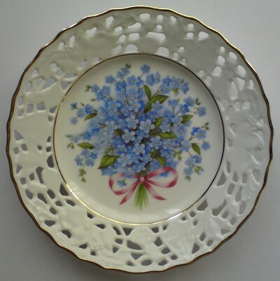 Teller mit Goldrand - Motiv blaue Pflanze.